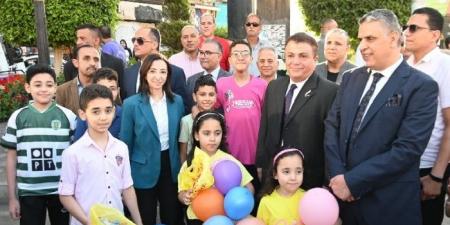 محافظ البحيرة تُشارك المواطنين فرحة العيد وتوزع الهدايا على الأطفال - هرم مصر