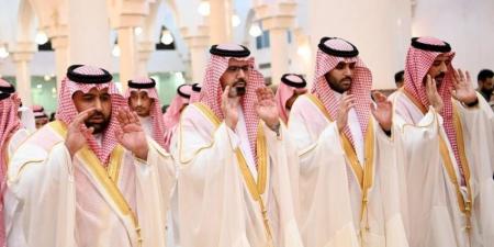 أمير منطقة جازان ونائبه يؤديان صلاة عيد الأضحى - هرم مصر
