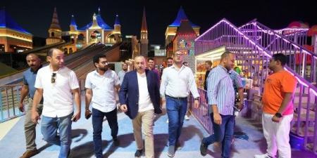 محافظ أسيوط يحتفل بالعيد على طريقته الخاصة.. أجرى رحلةللملاهي مع دار ايتام.. وشارك المواطنين الفرحة في نادي العاملين - هرم مصر