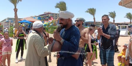 طبل ومزمار بلدي وتوزيع هدايا علي الشواطئ .. احتفالات الغردقة بالعيد - هرم مصر