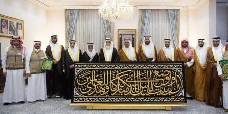نيابة عن الملك سلمان .. تسليم كسوة الكعبة الجديدة إلى سدنة بيت الله الحرام - هرم مصر