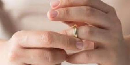 علياء تطلب الخلع في محكمة الأسرة: بيكلم حبه الأول وعايز يتجوزها عرفي - هرم مصر