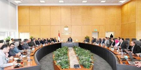 وزير الإسكان يتابع موقف مشروعات المرافق التي تقوم الوزارة بتنفيذها على مستوى الجمهورية وموقف توطين الصناعة - هرم مصر