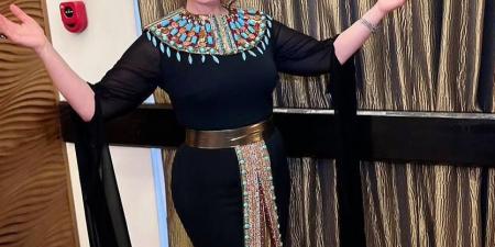 فستان خطف الأنظار.. إلهام شاهين بإطلالة فرعونية أنيقة - هرم مصر