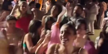 بالحمالات.. دينا الشربينى تخطف الأنظار فى فرح أمينة خليل - هرم مصر