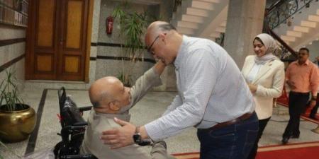 محافظ القليوبية يوفر كرسيًا كهربائيًا لمواطن من ذوي الهمم - هرم مصر