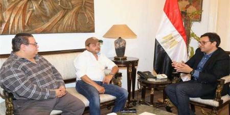 وزير الثقافة يلتقي النجم محمد هنيدي لبحث تقديم عروض مسرحية بالمحافظات انطلاقًا من مسرح بيرم التونسي بالإسكندرية - هرم مصر