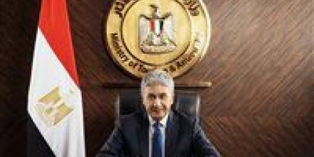 وزير السياحة والآثار يتابع أعمال غرفة عمليات انتظام الحركة السياحية في مصر - هرم مصر