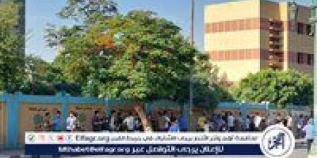 خروج طلاب وطالبات الثانوية العامة بعد أداء امتحانى التربية الدينية والوطنية فى أول أيام الامتحانات باسيوط - هرم مصر