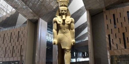 بعد قرار تأجيل افتتاحه.. رحلة تمثال رمسيس الثاني حتى وصوله إلى المتحف المصري الكبير - هرم مصر
