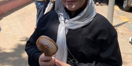 الجو حر.. طالبة ثانوية عامة تحضر مروحة خلال أداءها امتحان التربية الدينية - هرم مصر