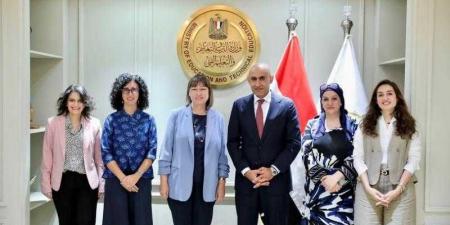 رئيس الوزراء يجتمع مع أعضاء اللجنة الاستشارية للتنمية العمرانية وتصدير العقار - هرم مصر