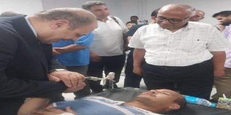 مدير تعليم قنا يطمئن على صحة الملاحظين المصابين في حادث تصادم بطريق لجان الثانوية العامة - هرم مصر