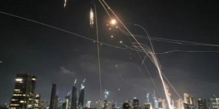 شظايا صاروخية تضرب شمال تل أبيب والدفاعات الإيرانية تتصدى لهجمات جوية - هرم مصر
