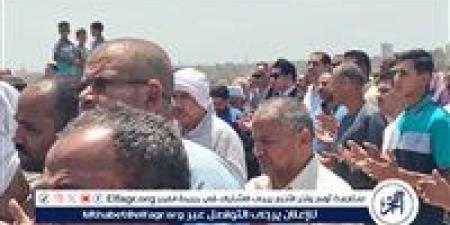 مشهد جنائزي مهيب.. أهالي سوهاج يشيّعون مدير العلاقات العامة بحضور نائب المحافظ - هرم مصر