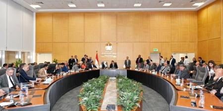 وزير الإسكان يعقد اجتماعه الدوري مع عدد من أعضاء مجلسي النواب والشيوخ - هرم مصر