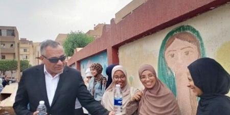 مدير تعليم العبور يخفف حر الصيف على طلاب الثانوية العامة بالمياه المثلجة - هرم مصر