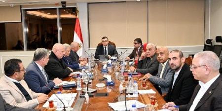 وزير الإسكان يلتقى ممثل شركة استادات لتوفير خدمات ترفيهية بالمدن الجديدة - هرم مصر