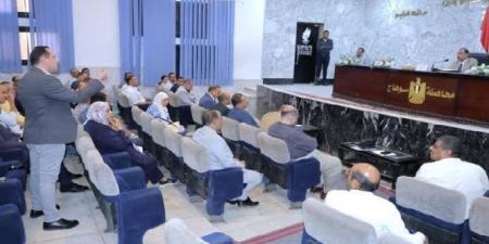 محافظ سوهاج يلتقي المستثمرين لبحث تذليل كافة العقبات وتوفير الدعم الكامل لقطاع الاستثمار - هرم مصر