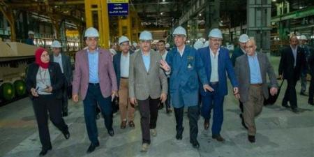 وزير الإنتاج الحربى يتابع مراحل التصنيع العسكرى والمدنى بمصنع إنتاج وإصلاح المدرعات - هرم مصر