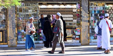 ضيوف الرحمن يختتمون زيارتهم للمدينة المنورة بالتسوّق واقتناء الهدايا التذكارية - هرم مصر