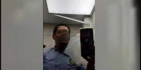 عامل يخفي هاتفا في حمام سيدات بكافيه بالدقي - هرم مصر
