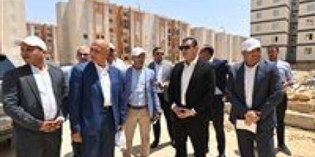 وزير الإسكان يتفقد أعمال تطوير المحاور والطرق الرئيسية ومشروعا سكنيا ومحطة صرف صحي بمدينة بدر - هرم مصر