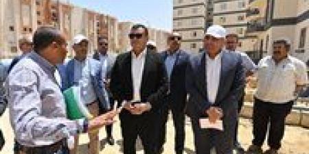 وزير الإسكان يتفقد أعمال تطوير المحاور والطرق الرئيسية ومشروعا سكنيا ومحطة صرف صحي بمدينة بدر - هرم مصر