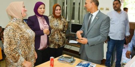 رئيس جامعة أسيوط يُفاجئ طلاب قسم إعلام بزيارة داعمة خلال تحكيم مشروعات التخرج - هرم مصر