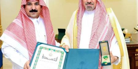 أمير نجران يسلّم رئيس مركز منادي وسام الملك عبدالعزيز من الدرجة الثالثة لتبرعه لوالدته بإحدى كليتيه - هرم مصر