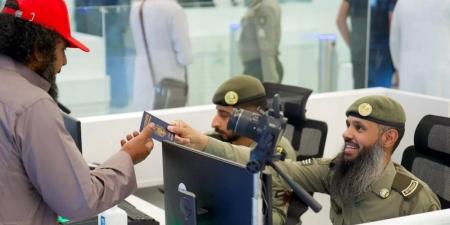 الجوازات تواصل إنهاء إجراءات مغادرة الحجاج عبر كافة المنافذ - هرم مصر