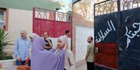 بدء إجراءات تفتيش طلاب الثانوية العامة أمام اللجان في رابع أيام ماراثون الامتحانات - هرم مصر