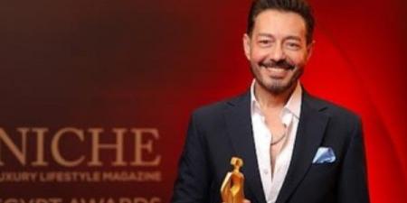 أحمد زاهر يُكرم بجائزة "نجم العام" عن دوره في "سيد الناس" - هرم مصر