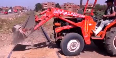 النقل تناشد المواطنين بعدم إقامة معابر غير شرعية على قضبان السكك الحديدية - هرم مصر