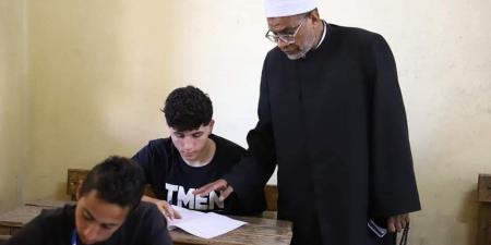 طلاب الثانوية الأزهرية يؤدون اليوم امتحان مادة الأدب والنصوص - هرم مصر