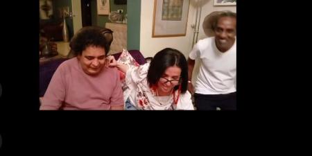 محتفلًا بعيد ميلاد الإعلامية ريهام إبراهيم.. أحدث ظهور للكينج محمد منير - هرم مصر
