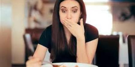 تسبب الانتفاخ والتقلصات.. احذر هذه العادات اليومية - هرم مصر