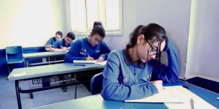 امتحانات الثانوية العامة |توزيع أوراق الإجابة باللجان الآن استعدادا لآداء اللغة الأجنبية الأولى - هرم مصر