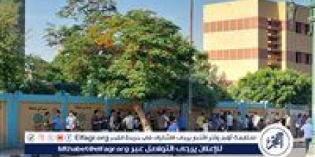 بدء توافد طلاب وطالبات الثانوية العامة بمحافظة أسيوط على اللجان لأداء امتحان اللغة الأجنبية الأولى - هرم مصر