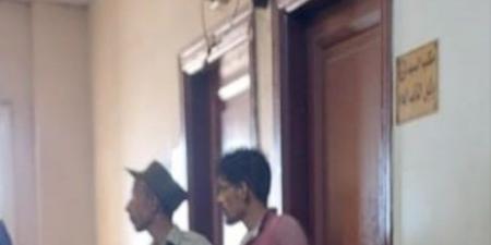 و أمرت النيابة العامة بحبس مالك السيارة المتسببة في حادث الطريق الإقليمي بمحافظة المنوفية لتمكينه المتهم من قيادتها رغم علمه بعدم حيازته رخصة تجيز له قيادة تلك المركبة. جاء ذلك في إطار التحقيقات التي تجريها النيابة العامة في الحادث المروري المروع الذي وقع أعلى الطريق الإقليمي بدائرة مركز أشمون بمحافظة المنوفية، وأسفر عن وفاة تسعة عشر مواطنًا وإصابة ثلاثة آخرين أثناء توجههم إلى أعمالهم. وقد أسفرت التحقيقات عن ثبوت قيام مالك السيارة بتمكين المتهم مرتكب الحادث من قيادتها، رغم علمه بعدم حيازته رخصة تجيز له ذلك، الأمر الذي يشكل مخالفة لأحكام المادة (٨١ مكرر/٣) من قانون المرور. وعلى ذلك أصدرت النيابة العامة قرارها بحبس مالك السيارة احتياطيًا على ذمة التحقيقات. وتؤكد النيابة العامة أنها مستمرة في استكمال إجراءات التحقيق، وستعلن عن نتائجها فور الانتهاء منها. - هرم مصر