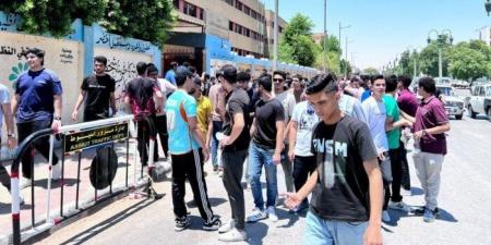 بدء توافد طلاب الثانوية العامة 2025 «النظام القديم» على اللجان الامتحانية - هرم مصر