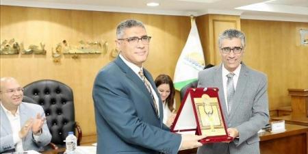 محافظ الجيزة يترأس اجتماع المجلس التنفيذي ويكرم مدير مديرية الطب البيطري لبلوغه سن المعاش - هرم مصر