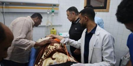 محافظ البحر الأحمر ينتقل لموقع حادث حفار جبل الزيت ويزور المصابين للاطمئنان عليهم - هرم مصر
