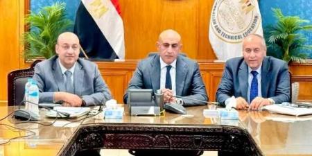 «عبداللطيف» يوجه بتنظيم توزيع كتيبات المفاهيم بامتحانات الثانوية العامة - هرم مصر
