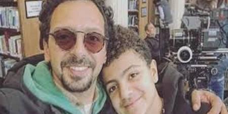 نجل تيمور تيمور يرافق والده في سيارة نقل الموتى - هرم مصر