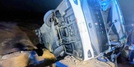 الصور الأولى لحادث إنقلاب أتوبيس بالطريق الصحراوي الغربي بأسيوط - هرم مصر
