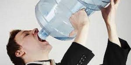 طبيب يحذر من الإفراط في شرب الماء لهذه الأسباب #الصحة #منوعات #اخبار_الصحة #اخبار_منوعة #لايف_ستايل #الجمهورية_أون_لاين - هرم مصر
