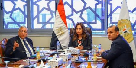 استيكرات تحذيرية على عقار 68 لمنع إلقاء القمامة بمساكن فيروز بورفؤاد - هرم مصر