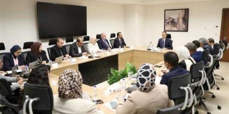 نائب وزير الصحة يعقد اجتماعًا لتطوير منظومة المخازن الاستراتيجية والتموين الطبي وتنفيذ حلول للتحديات - هرم مصر