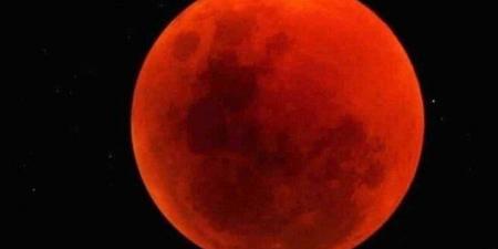 موعد مع «القمر الدموي».. سماء الوطن العربي تتزين باللون الأحمر في 7 سبتمبر - هرم مصر